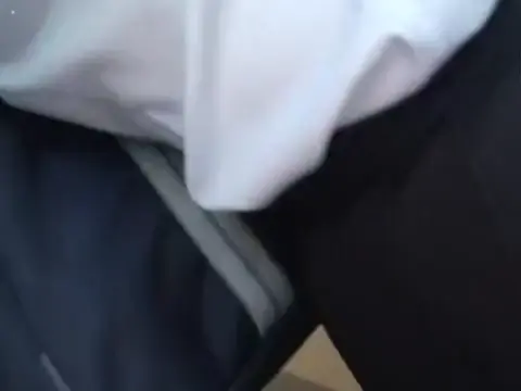 站立 · 深色裙子 · 门口 · 偷拍视角 · 背包 · 等待 · 背影特写