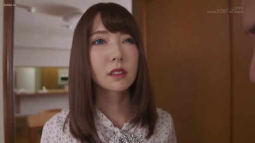 站立 · 面部特写 · 注视 · 碎花衬衫 · 木门 · 担忧 · 室内门口