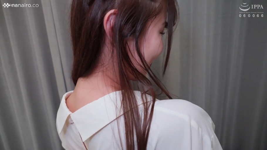 室内 · 微笑 · 白色衬衫 · 后颈部