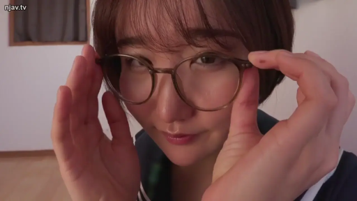 室内 · 脸部特写 · 水手服 · 注视镜头 · 短发 · 含蓄微笑 · 圆框眼镜 · 双手扶眼镜