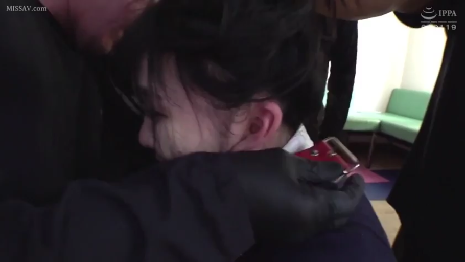 室內 · 臉部特寫 · 痛苦 · 项圈 · 黑色制服 · 被控制 · 戴项圈