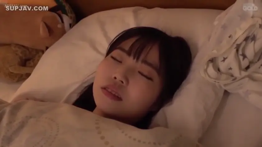 床上 · 脸部特写 · 玩偶 · 安详 · 被褥遮挡 · 私密空间 · 仰面躺卧 · 闭眼睡眠