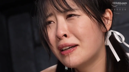 室内 · 痛苦 · 裸露 · 俯视 · 嘴部特写 · 流涎 · 唾液 · 白色发饰