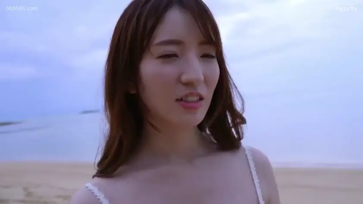 顔部のクローズアップ · 站立 · 白いレースのキャミソール · 海滩 · 微かに口を開く