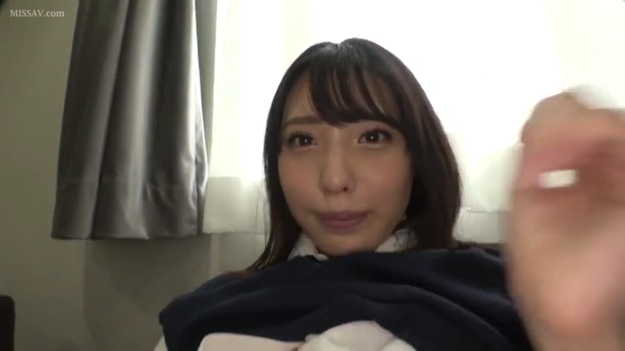 室內 · 坐姿 · 臉部特寫 · 水手服