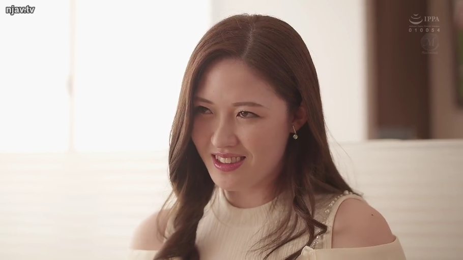 明亮 · 哀怨 · 耳环 · 面部特写 · 注视 · 长卷发 · 侧身位 · 白色珍珠露肩装