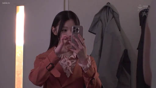 室内 · 面部 · 站立 · 自然 · 手机 · 自拍 · 风衣