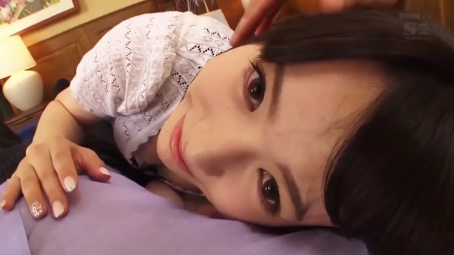 室内 · 脸部特写 · 微笑 · 枕头 · 白色蕾丝上衣 · 注视 · POV视角 · 卧姿