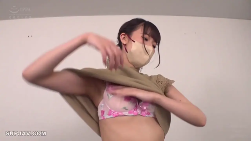 室内 · 站立 · 自然 · 半身特写 · 口罩 · 口罩 · 掀起上衣