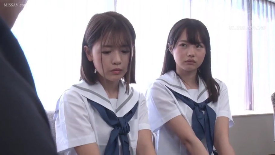 室内 · 坐姿 · 忧郁 · 中景 · 水手服 · 制服诱惑 · 倾听