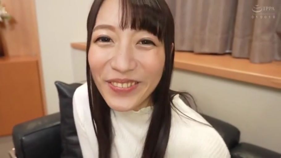 室内 · 交谈 · 站立 · 自然 · 白衣 · 侧脸特写 · 墙面开关 · 双美