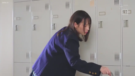 专注 · 中景 · 弯腰 · 更衣室 · 储物柜 · 整理 · JK · 西装校服