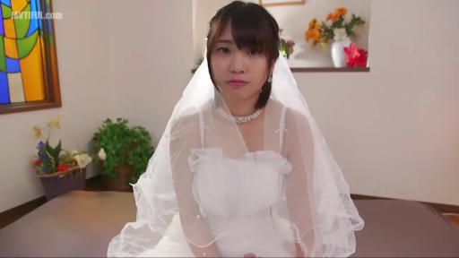 室内 · 坐姿 · 平静 · 盆栽 · 上半身 · 看向镜头 · 婚纱 · 头纱