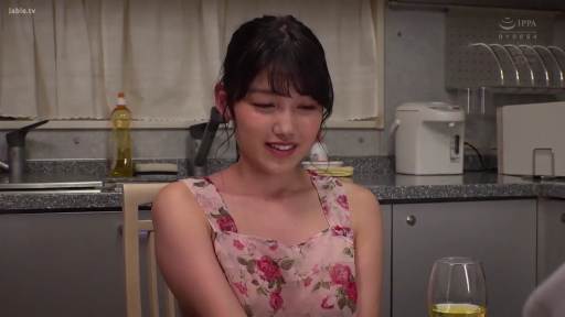 坐姿 · 甜美 · 微笑 · 半身特写 · 酒杯 · 厨房 · 家庭聚餐 · 粉色碎花吊带