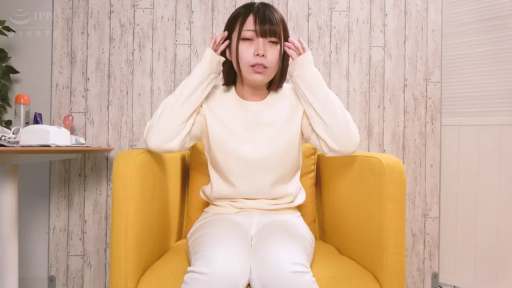 室内 · 坐姿 · 面部特写 · 黄色沙发 · 微闭双眼 · 整理头发 · 成年女性 · 浅色长袖毛衣