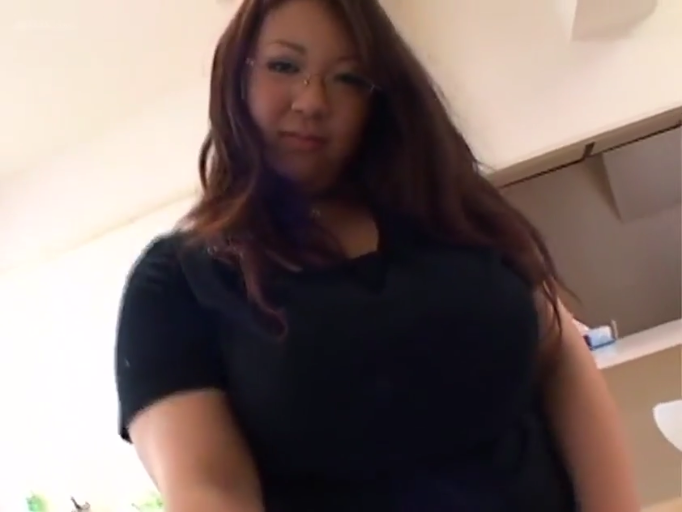 俯身 · 微笑 · 注视 · 近景 · 书房 · 书桌 · 碎花短袖