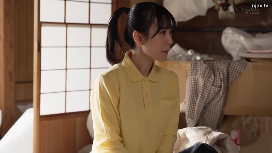 Sitting Posture · Shoji door · 平静 · Stare · 侧面中景 · Japanese-style room · 马尾辫 · 黄色长袖Polo衫