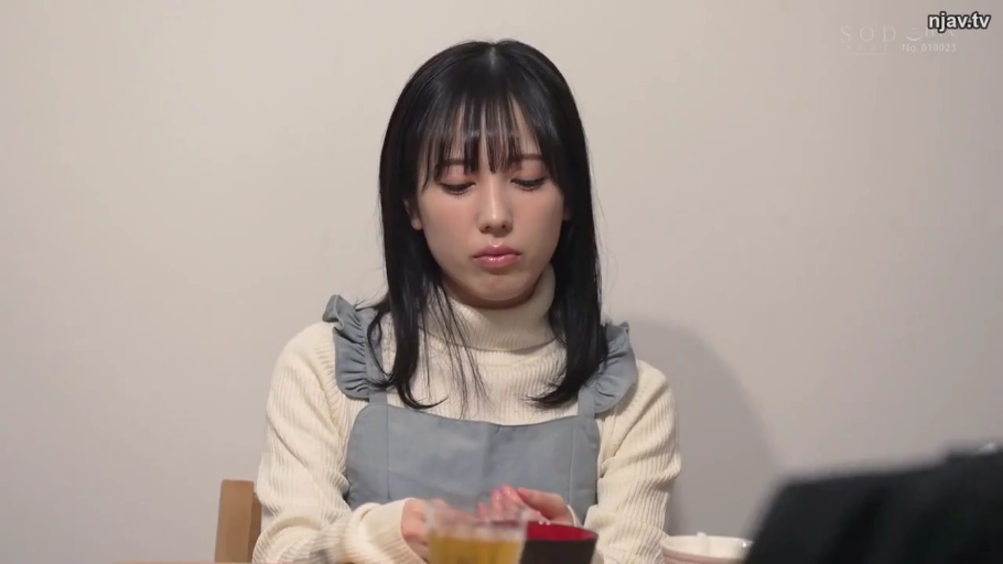 室内 · 坐姿 · 中景 · 自然 · 碗 · 用餐 · 围裙 · 黑长直