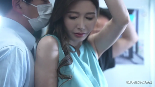 手扶拉环 · 电车车厢 · 挤压 · 蓝色无袖衫 · 局促 · 上半身特寫 · 痴汉题材 · 扶手拉环