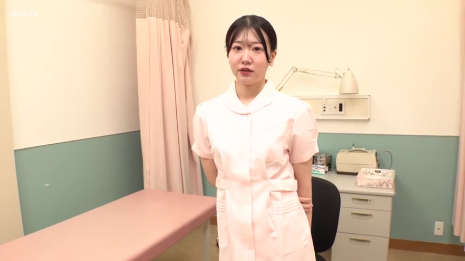站立 · 诊疗室 · 中景 · 诊疗床 · 面对镜头 · 粉色护士服 · 无表情 · 日本AV