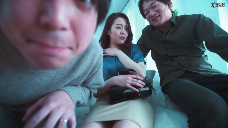 室内 · 坐姿 · 脸部特写 · 职业装 · 围观 · 戒指 · 担忧 · 日本