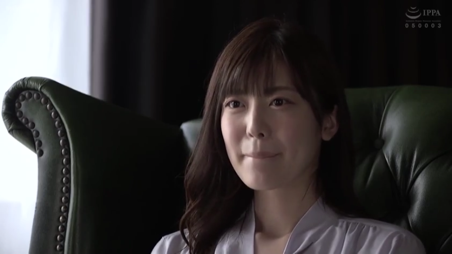 室内 · 坐姿 · 脸部特写 · 微笑 · 对视 · 浅色上衣