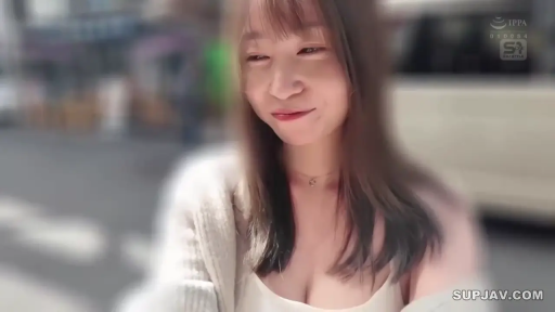 站姿 · 微笑 · 面对镜头 · 面部特写 · 户外街道 · 低胸吊带