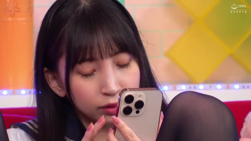 室内 · 坐姿 · 面部 · 专注 · 黑丝 · 学生制服 · 手机 · 玩手机