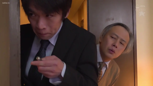 門口 · 专注 · 窥视 · 等待 · 中近景 · 正裝 · 剧情片刻 · 小金属物