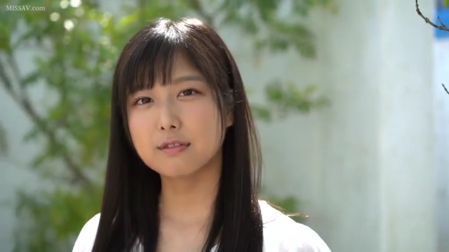 站立 · 微笑 · 面部特写 · 白色上衣 · 户外 · 注视镜头 · 黑长直