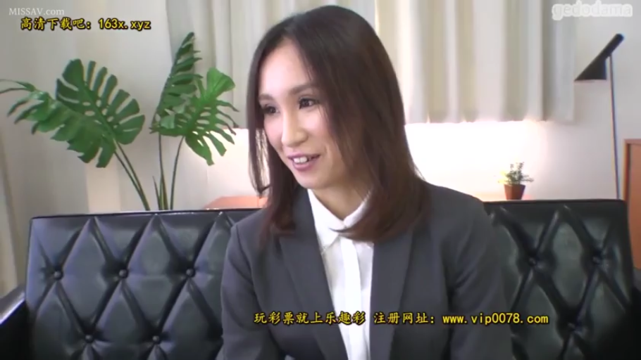 坐姿 · 平静 · 台灯 · 居家 · 注视 · 房间 · 上半身 · 运动内衣