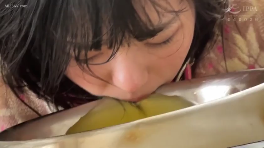 室内 · 低头 · 脸部特写 · 闭眼 · 毛衣 · 湿发 · 舔食 · 不锈钢盘