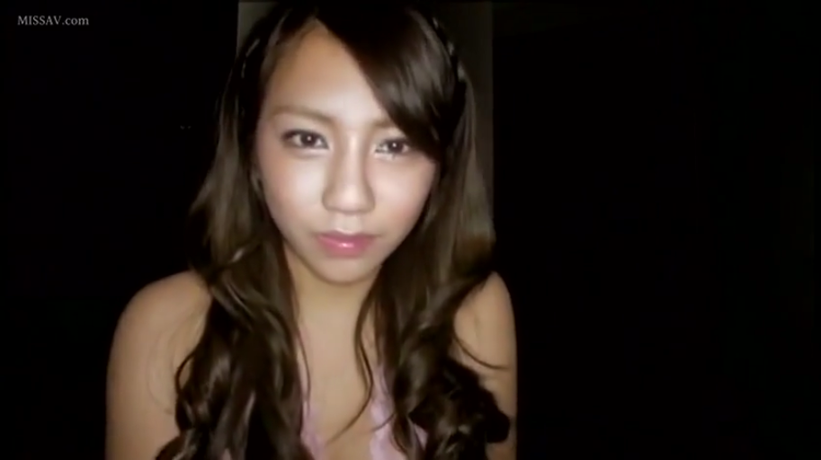 室内 · 坐姿 · 脸部特写 · 粉色蕾丝内衣