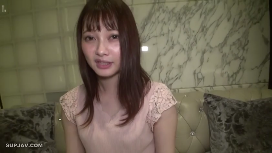 坐姿 · 交谈 · 沙发 · 酒店房间 · 自然 · 面部特写 · 长发 · 粉色蕾丝上衣