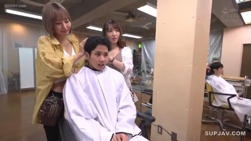 坐姿 · 中景 · 微笑 · 理发披肩 · 多人场景 · 理发店 · 理发服务 · 腰包