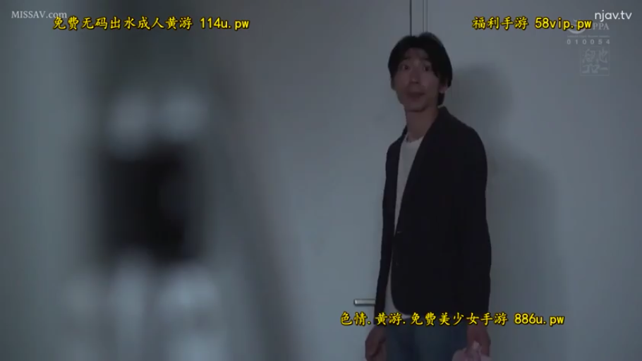 室内 · 站立 · 観察 · スーツ · 水印 · 惊讶