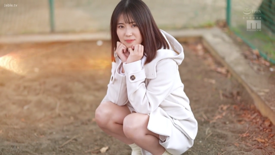 蹲姿 · 公园 · 白色大衣