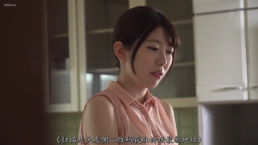 忧郁 · 站立 · 粉色无袖衬衫 · 凝视 · 头部特写 · 亚洲女性 · 室内厨房 · 背景橱柜