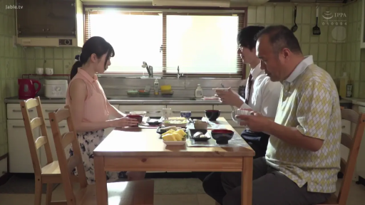 坐姿 · 进食 · 全景 · 自然 · 饭厅 · 水果 · 生活装 · 日常生活场景