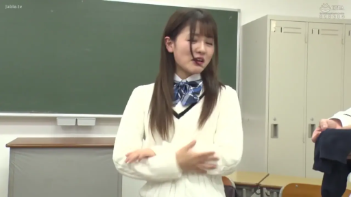 站立 · 黑板 · 上半身特写 · 开心 · 针织衫JK制服 · 学校教室 · 捂嘴大笑 · 清纯少女