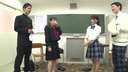 School uniform · Classroom · Standing Posture · Smile · 多人 · 课桌椅 · 换鞋
