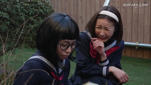 交谈 · 眼镜 · 角色扮演 · 半身 · 水手服 · 庭院 · 搞怪 · 蹲下