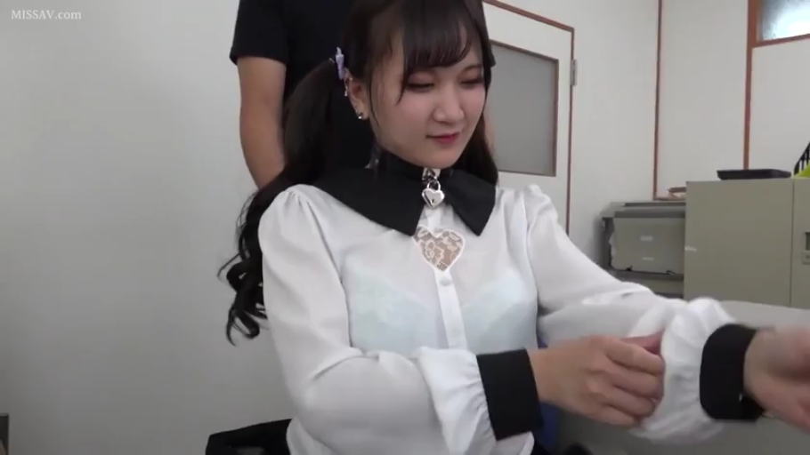 室内 · 面部 · 迷离 · 跪姿 · 多人 · 阴茎 · 群交 · 粉色吊带