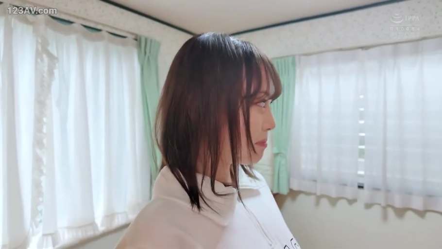 室内 · 面部 · 站立 · 微笑 · 注视 · 窗帘 · 生活化 · 白色连帽衫