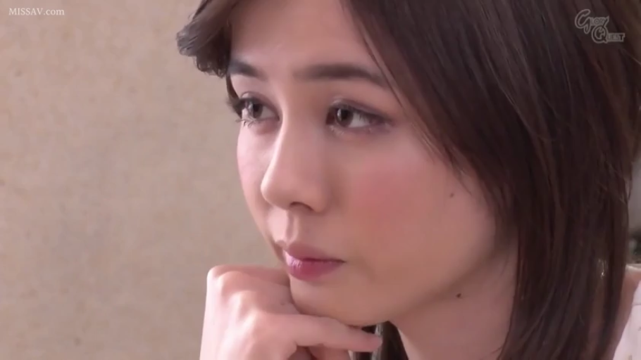 室内 · 沉思 · 忧郁 · 脸部特写 · 白色上衣 · 长发 · 托腮