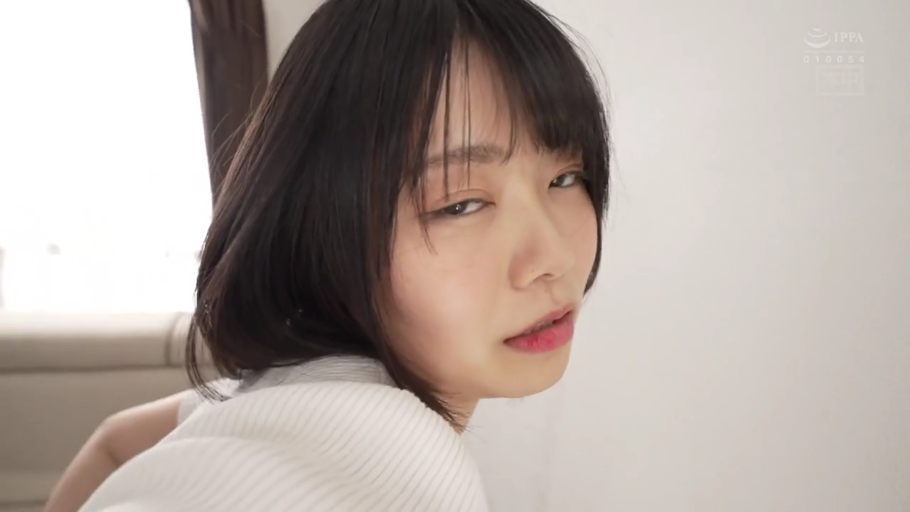 室内 · 脸部特写 · 迷离 · 回眸 · 短发 · 看镜头 · 白色针织衫