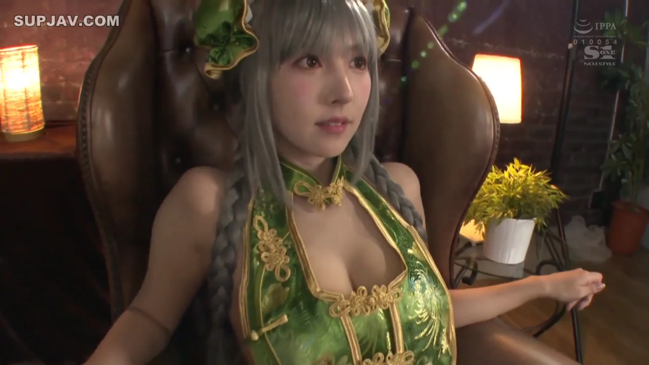 坐姿 · 全裸 · 面部特写 · 室内房间 · 闭眼微笑 · 无道具 · 高清画面 · 欢愉行为