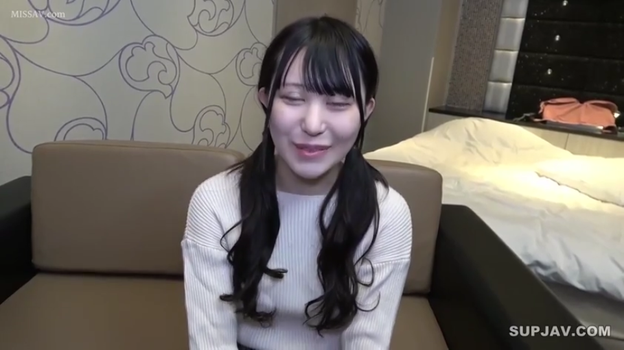 胸部 · 全裸 · 卧室 · 床 · 欢笑 · 女女 · 亲昵互动 · 俯跪