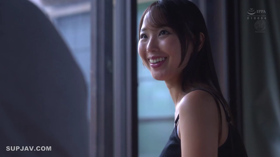 室内 · 面部特写 · 黑色背心