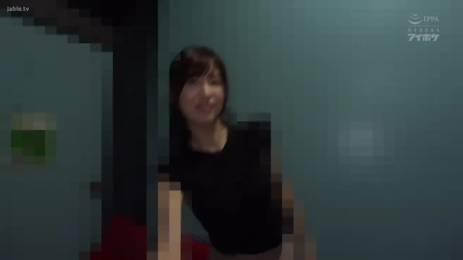 室内 · 中景 · 站姿 · 微笑 · カメラに向かって · 部分モザイク · 黑色紧身上衣